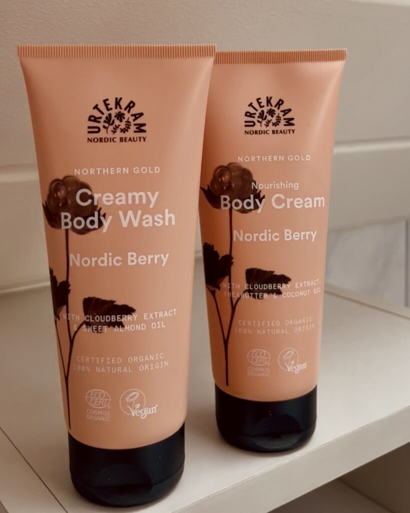 Skandinavisches Design Badezimmer Urtekram Nordic Berry